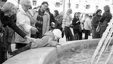 В день открытия сквера необычный фонтан особенно привлекал внимание жителей города.Фото Михаила ПЕРМИНА