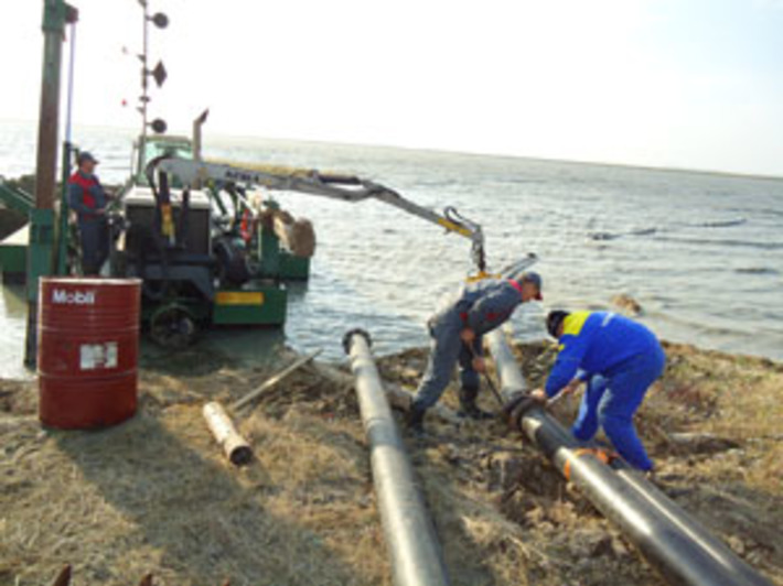 Идут работы по углублению водоема. Фото предоставлено администрацией Чановского района