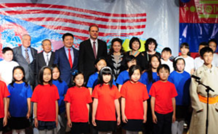 Новосибирская делегация в гостях  у монгольских школьников. Фото с сайта губернатора и правительства НСО