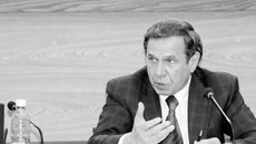 С точки зрения главы городской администрации, при расселении ветхого и аварийного жилья необходимо работать на опережение, предоставляя человеку не просто квадратные метры, а по возможности отдельное жилье. Фото пресс-службы мэрии