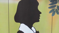 На обложке буклета — знакомый профиль.