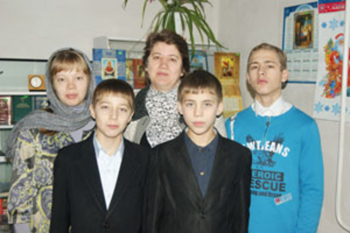 Светлана Государкина со своими младшими детьми. Фото Екатерины ЛЕГЕНЗЫ