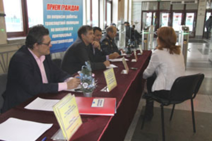 Одна из встреч с пассажирами. Фото предоставлено УТ МВД России по СФО