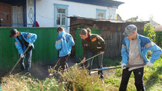 Одно из направлений волонтерского движения — безвозмездная помощь престарелым людям в хозяйственных делах. Фото Сергея КРАВЦОВА