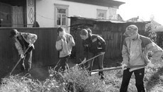 Одно из направлений волонтерского движения — безвозмездная помощь престарелым людям в хозяйственных делах. Фото Сергея КРАВЦОВА