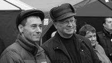 Александр Козлов (справа) и Александр Гуляко, представитель ФНПР в СФО, с интересом наблюдают, как растет «стена достойного труда»Фото Александра КОПАЛОВА