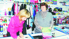 Наталья Губко с дочерью Евгенией за собственным прилавком. Фото Николая ЦЫГАНОВА