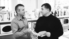 Руководитель компании Константин Штырхацкий и инженер Александр Селедков (слева направо) в центре «Форум Плюс». Фото Николая ЦАРЕВА