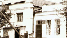 Магазин постройки начала ХХ века сохранился и сегодня. Фото с сайта www.chany.info