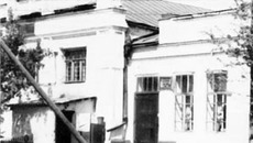 Магазин постройки начала ХХ века сохранился и сегодня. Фото с сайта www.chany.info