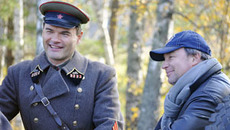 Евгений Дятлов и режиссер Сергей Урсуляк на съемках сериала «Жизнь и судьба». Фото с сайта live-report.livejournal.com