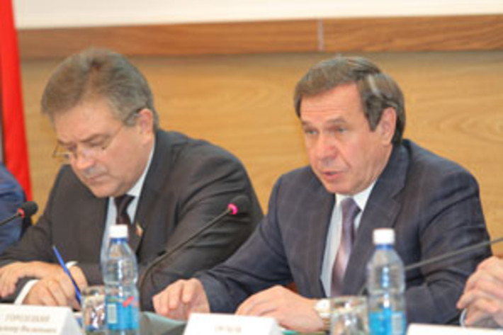 По словам мэра, город тратит практически 40 процентов бюджета на развитие сферы образования. Фото пресс-службы мэрии