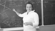 Профессия учителя — больше чем профессия. И в денежном эквиваленте труд педагога оценить крайне трудно. Татьяна Сергеевна Тюрина, математик средней общеобразовательной школы № 4 города Черепаново, не только учит детей геометрии, но еще и бесплатно занимается со школьниками и родителями искусством косоплетения. Фото  Михаила ПЕРМИНА
