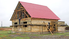 Строится дом для семьи Куц. Фото Николая ЦАРЕВА