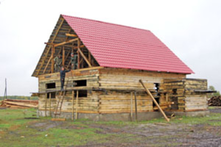 Строится дом для семьи Куц. Фото Николая ЦАРЕВА