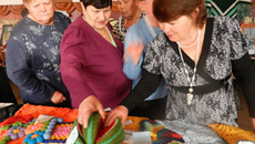 Собравшиеся с интересом рассматривали экспонаты выставки Фото Марины ЛУПЕЙКЕНЕ