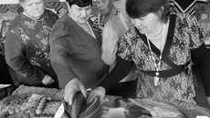 Собравшиеся с интересом рассматривали экспонаты выставки Фото Марины ЛУПЕЙКЕНЕ