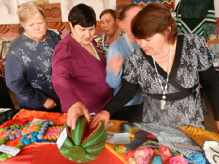 Собравшиеся с интересом рассматривали экспонаты выставки Фото Марины ЛУПЕЙКЕНЕ