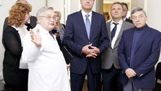 Директор НИИТО Михаил Садовой, губернатор Василий Юрченко и президент РАМН Иван Дедов (слева направо) в медико-технологическом центре. Фото Аркадия УВАРОВА