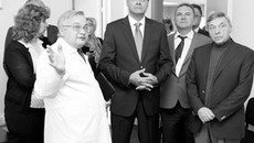 Директор НИИТО Михаил Садовой, губернатор Василий Юрченко и президент РАМН Иван Дедов (слева направо) в медико-технологическом центре. Фото Аркадия УВАРОВА