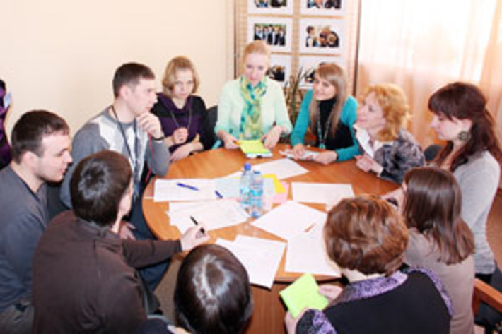 Вместе проблему решить проще. Фото с сайта du.nios.ru