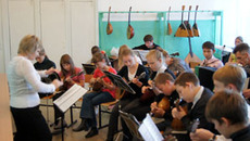 Играет Озерокарачинский народный образцовый оркестр. Фото Николая ЦАРЕВА