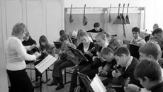 Играет Озерокарачинский народный образцовый оркестр. Фото Николая ЦАРЕВА