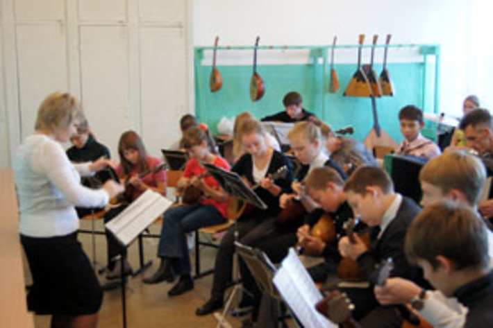 Играет Озерокарачинский народный образцовый оркестр. Фото Николая ЦАРЕВА