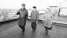 С инспекцией на крыше многострадального дома побывали ответственные за ремонт со стороны жильцов Нина Пинчук и Сергей Ожогин, а также депутат Законодательного собрания Алексей Кондрашкин.Фото Аркадия УВАРОВА