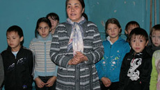 Преподаватели и школьники поблагодарили депутатов за заботу. Фото Светланы СЫСОЕВОЙ