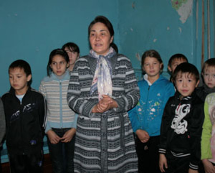 Преподаватели и школьники поблагодарили депутатов за заботу. Фото Светланы СЫСОЕВОЙ