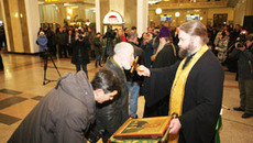 Перед отправкой миссионерского поезда на вокзале Новосибирск-Главный был совершен молебен. Фото Михаила ПЕРМИНА