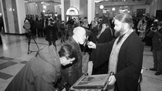 Перед отправкой миссионерского поезда на вокзале Новосибирск-Главный был совершен молебен. Фото Михаила ПЕРМИНА