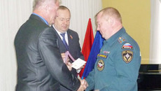 Особо отличившихся на слете пожарных награждают глава Куйбышевского района Виктор Функ и депутат областного Законодательного собрания Владимир Лаптев. Фото Анатолия СМИРНОВА