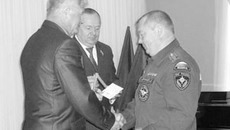 Особо отличившихся на слете пожарных награждают глава Куйбышевского района Виктор Функ и депутат областного Законодательного собрания Владимир Лаптев. Фото Анатолия СМИРНОВА