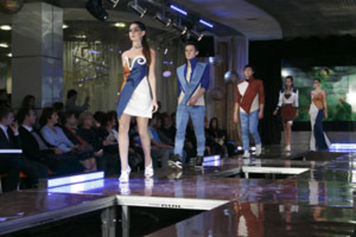 Одна из коллекций конкурса. Фото Аркадия УВАРОВА