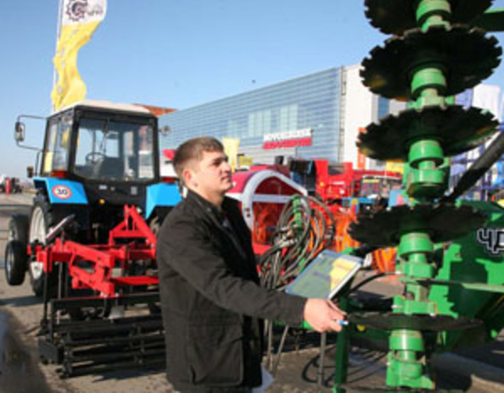 На выставке представлены образцы современной сельхозтехники. Фото Михаила ПЕРМИНА