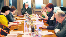 Председатель комитета Станислав Говорухин в думах о сельской культуре.Фото Виталия ЗЛОДЕЕВА