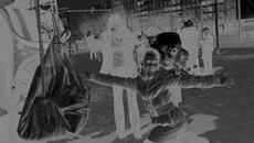 Двор новосибирской школы № 92  и в дни школьных каникул не пустует. Фото Михаила ПЕРМИНА