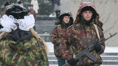 Вчера в областном центре торжественно отметили 45-летие мемориального ансамбля  «Монумент Славы воинов-сибиряков» Фото  Михаила ПЕРМИНА