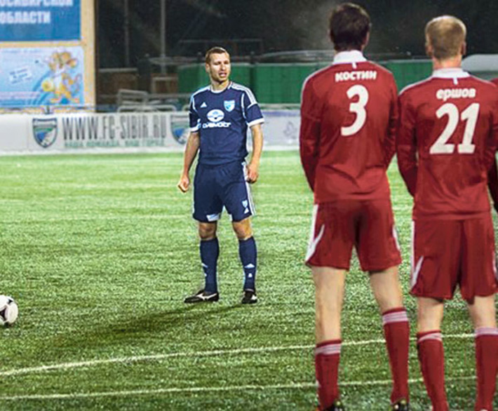 За секунды до взятия ворот. Фото с сайта www. fc-sibir.ru