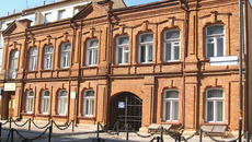 Двухэтажный кирпичный особняк на улице Болдыревской (ныне —  ул. Октябрьская) построен в 1909 году купцом Иваном Ведерниковым. Признан памятником архитектуры регионального значения. Фото с сайта www.sibnet.ru