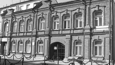 Двухэтажный кирпичный особняк на улице Болдыревской (ныне —  ул. Октябрьская) построен в 1909 году купцом Иваном Ведерниковым. Признан памятником архитектуры регионального значения. Фото с сайта www.sibnet.ru