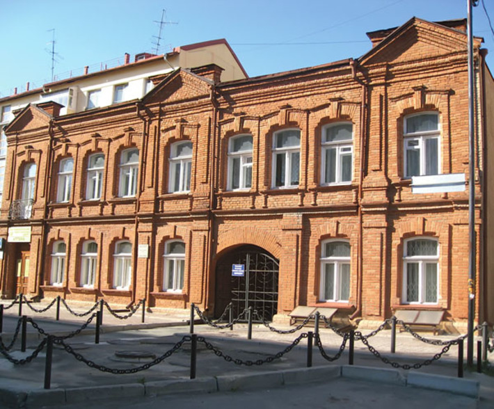 Двухэтажный кирпичный особняк на улице Болдыревской (ныне —  ул. Октябрьская) построен в 1909 году купцом Иваном Ведерниковым. Признан памятником архитектуры регионального значения. Фото с сайта www.sibnet.ru