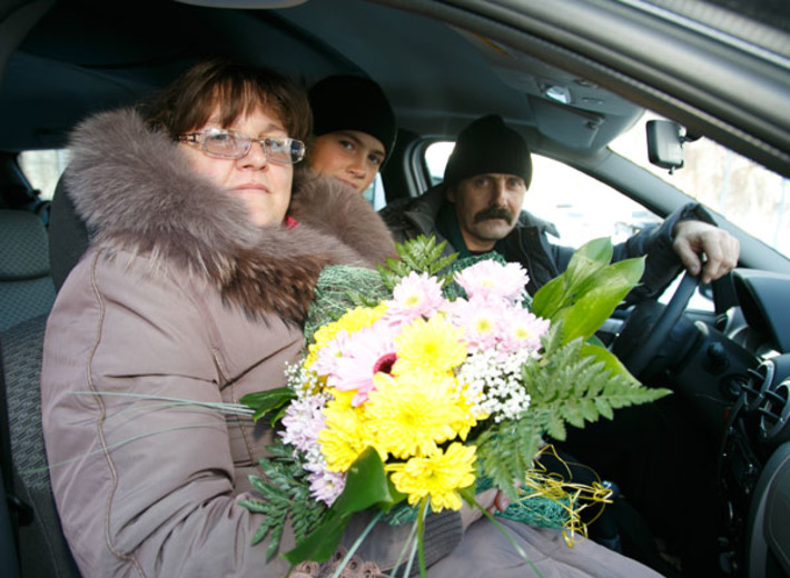 Домой — на новой машине. Фото Аркадия УВАРОВА