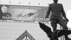 Памятник Александру Покрышкину  в Новосибирске. Фото Михаила ПЕРМИНА