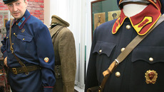 Константин Шумкин сам сшил форму сороковых годов. Фото Михаила ПЕРМИНА