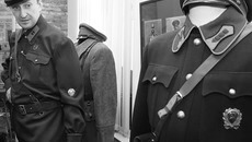 Константин Шумкин сам сшил форму сороковых годов. Фото Михаила ПЕРМИНА