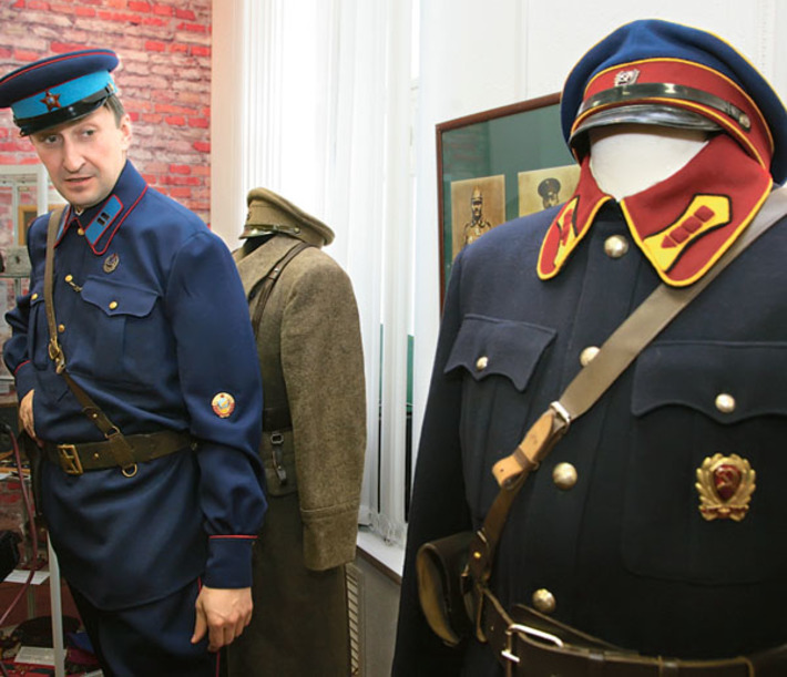 Константин Шумкин сам сшил форму сороковых годов. Фото Михаила ПЕРМИНА