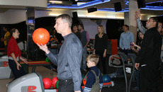 Сергей Шишкин полностью сконцентрирован на броске. Фото Марии ЮРЬЕВОЙ